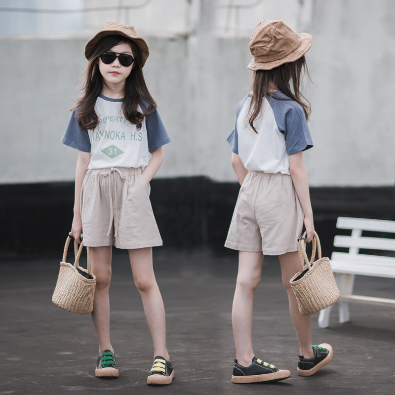 女童抽绳短裤和字母印花T恤两件套