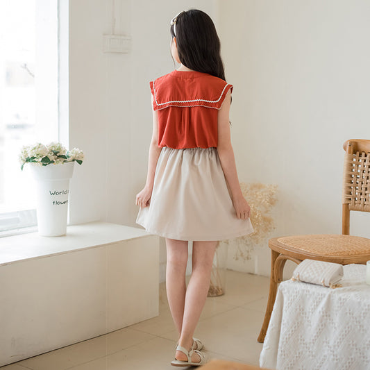Child with a blouse and beige skirt